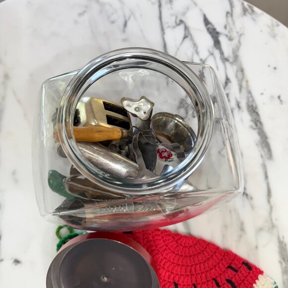 Retro Cookie jar Filled with retro kitchen utensils - Picture 11 of 17